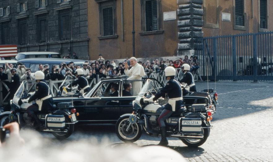 Swiss guards surrounding the pope