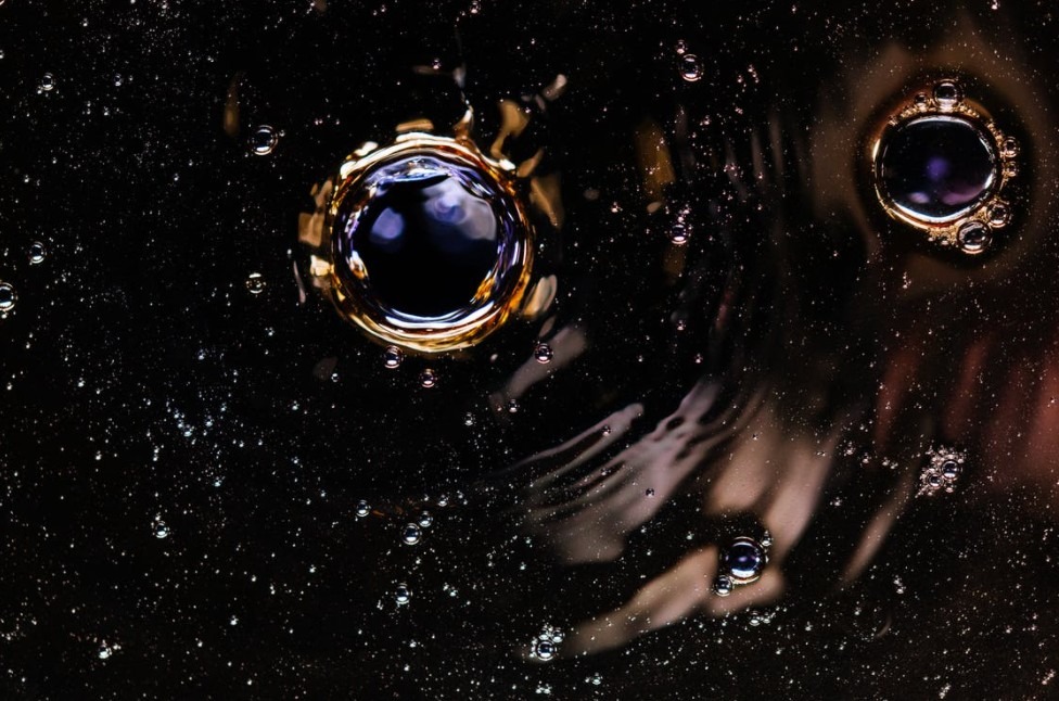 bubbles-and-ripples-on-dark-drink-surface