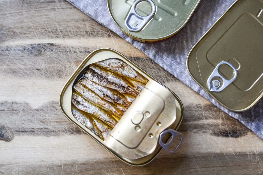 Metal containers are not allowed in a microwave oven, but an aluminum container is totally fine..