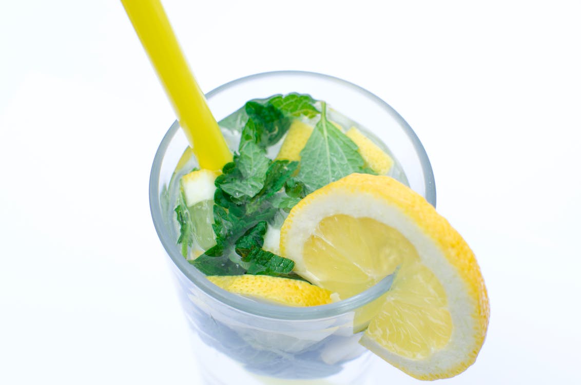 5 Benefits of Drinking Lemon Water after Waking Up