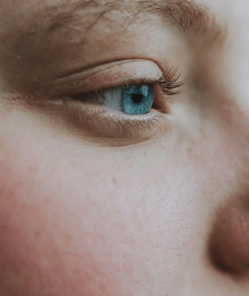 dreamy-woman-with-blue-eye