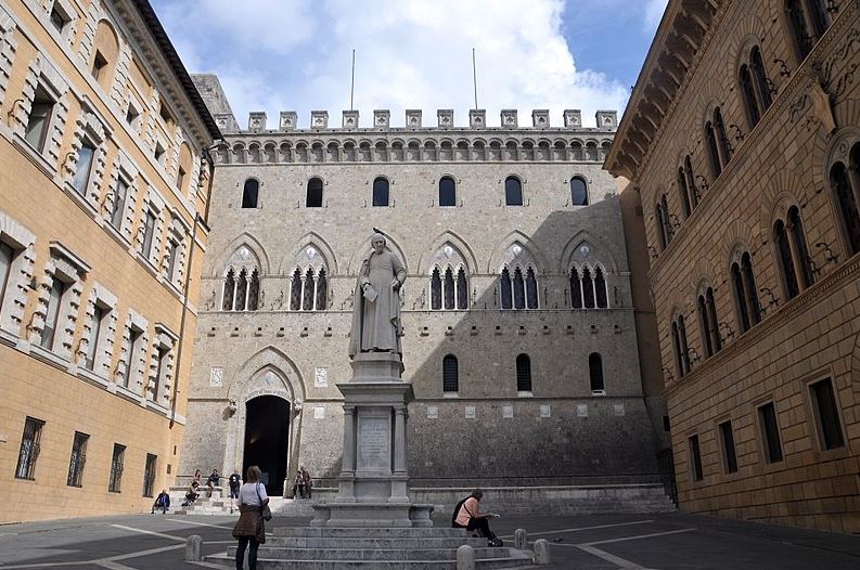 the Monte dei Paschi di Siena Headquarter's Main Entrance