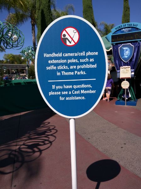 Selfie sticks prohibited sign